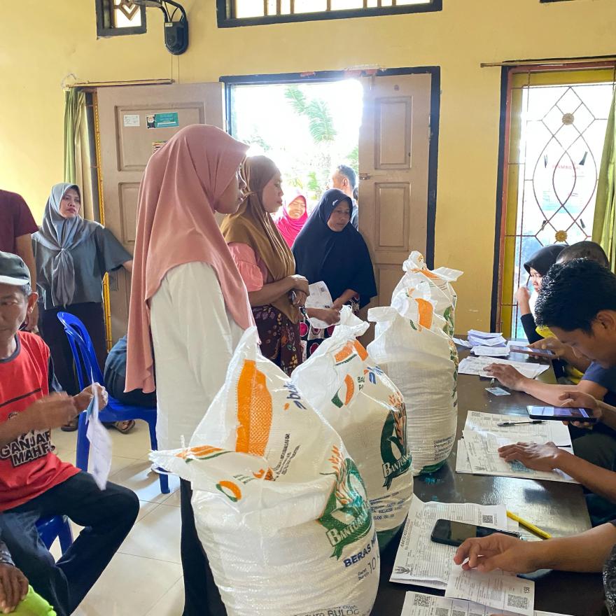 BANTUAN PANGAN DI DESA KUANG BARU